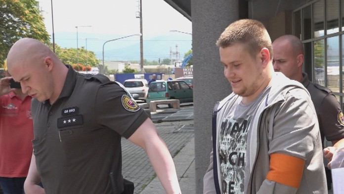 Mužovi, ktorý opakovane napadol policajtov, zvýšili trest. Zo súdu odchádzal vysmiaty