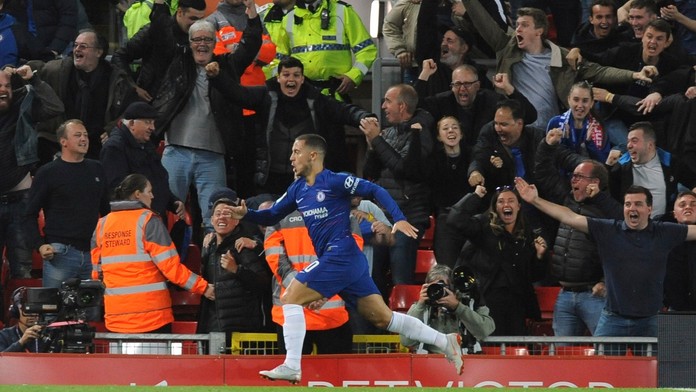 Eden Hazard oslavuje svoj gól do siete Liverpoolu.
