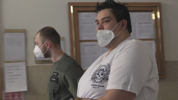 Roky ubližuje matke, za čo už aj sedel. Teraz sa pre to isté opäť postavil pred súd