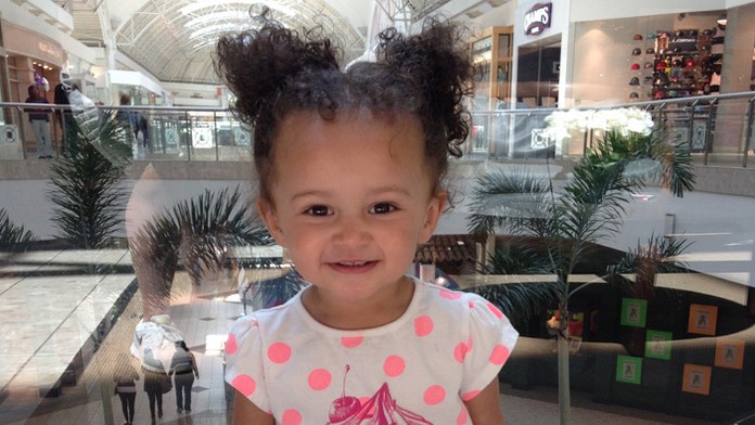 Spermobanka urobila chybu. Malú Payton však obe ženy milujú.