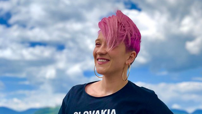 Americkí vojaci pod ťažkou delostreleckou paľbou fašistických vojsk počas vylodenia v Normandii.