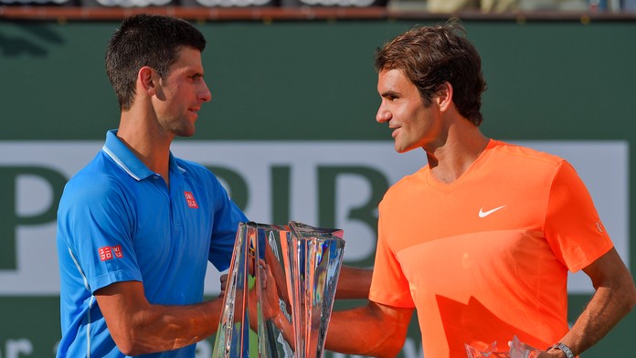 Srbský tenista Novak Djokovič (vľavo) podáva ruku Švajčiarovi Rogerovi Federerovi.