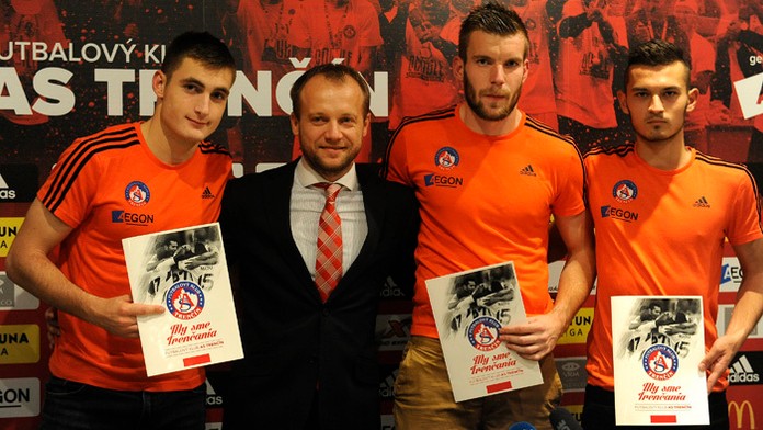 Generálny manažér AS Trenčín Róbert Rybníček (druhý zľava) a hráči AS Trenčín Matúš Bero (vľavo), Igor Šemrinec a Martin Šulek p