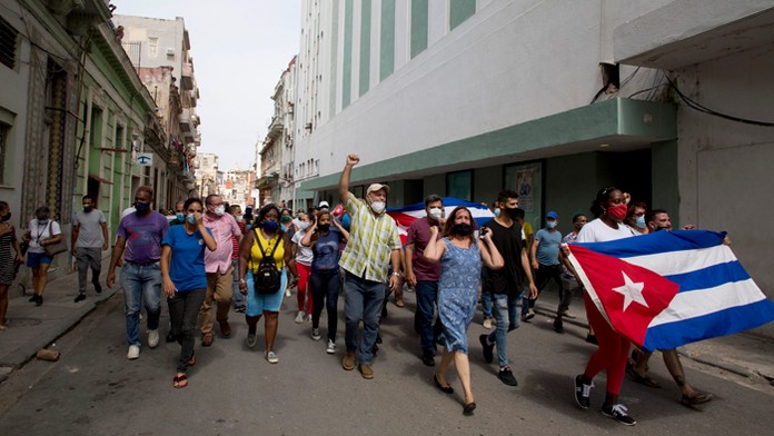 Tisíce ľudí protestovali na Kube proti vláde.