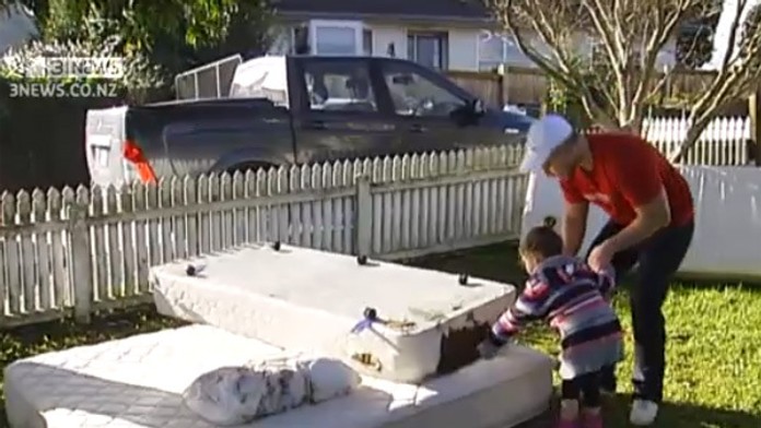 Blesk zapálil posteľ so spiacimi manželmi 