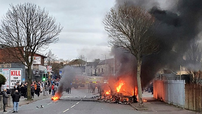 Davy demonštrantov podpálili v severoírskej metropole autobus.