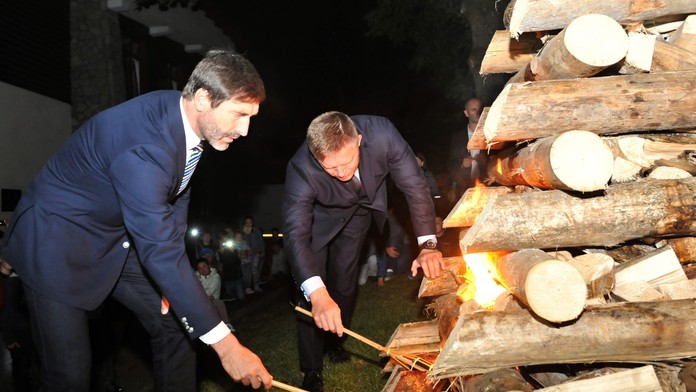 Fico a Blanár zapaľujú vatru zvrchovanosti Slovenska počas osláv vlani v Starej Bystrici.