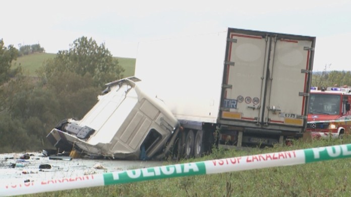 Zrazené kamióny v obci Lada.
