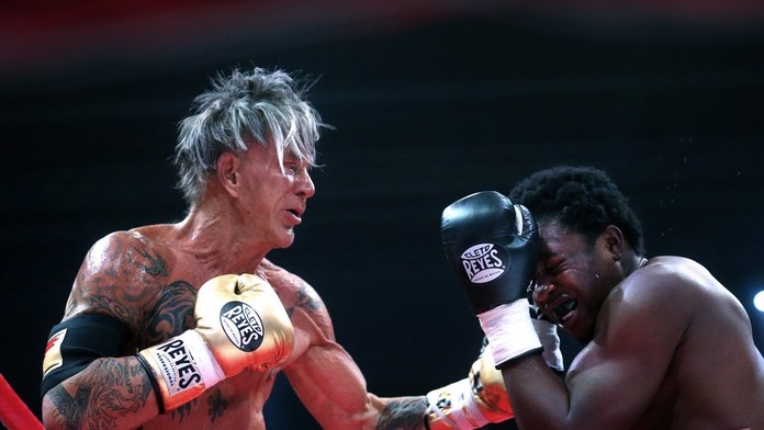 Mickey Rourke sa vrátil do ringu.