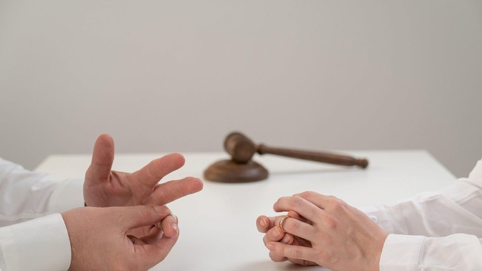 Bál sa hnevu svojej ženy, teraz je obvinený z podania nepravdivej výpovede.