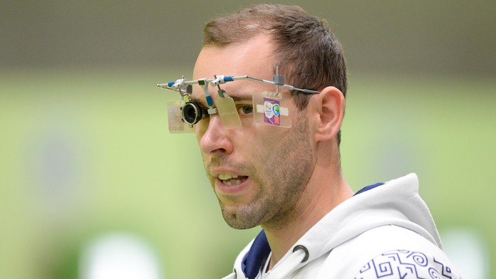 Pištoliar Juraj Tužinský v kvalifikácii vzduchovej pištole na 10 m počas  LOH v Riu de Janeiro.