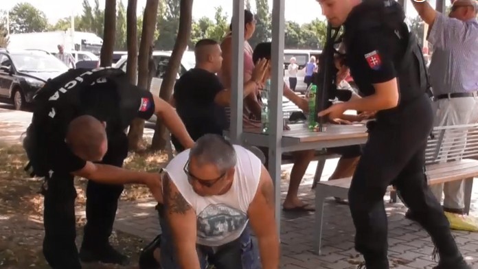 Obťažujú ľudí na pumpách, vyhrážali sa našej redaktorke. A pokračujú v tom ďalej