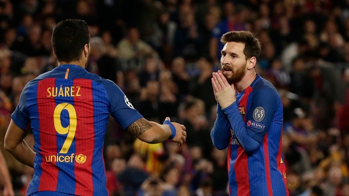 Luis Suárez (vľavo) komunikuje so spoluhráčom z Barcelony Lionelom Messim v odvete štvrťfinále LM proti Juventusu.