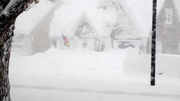 Zasnežené domy počas silného sneženia na ulici v Buffale, v americkom štáte New York.
