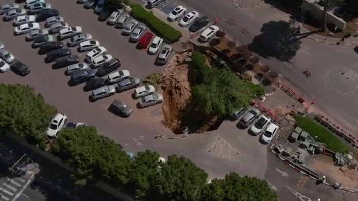 Diera pred nemocnicou.