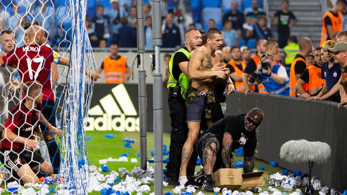 Na snímke vľavo strelec druhého gólu Slovana Dejan Dražič medzi svojimi fanúšikmi.
