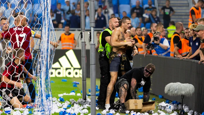 Na snímke vľavo strelec druhého gólu Slovana Dejan Dražič medzi svojimi fanúšikmi.