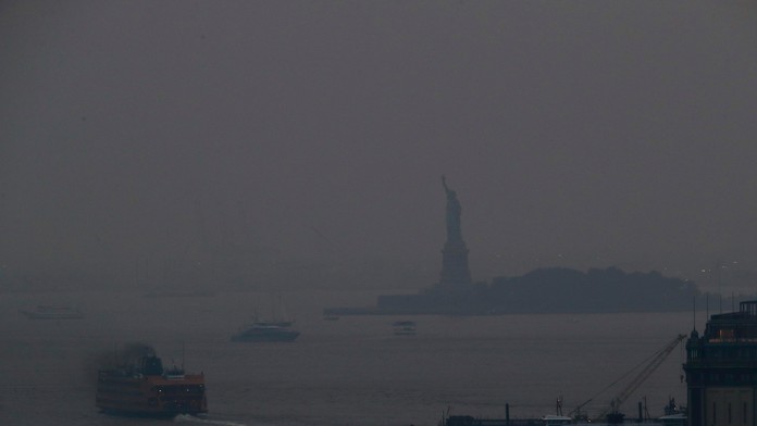 Východné pobrežie USA zahalil sivý opar z mohutných požiarov