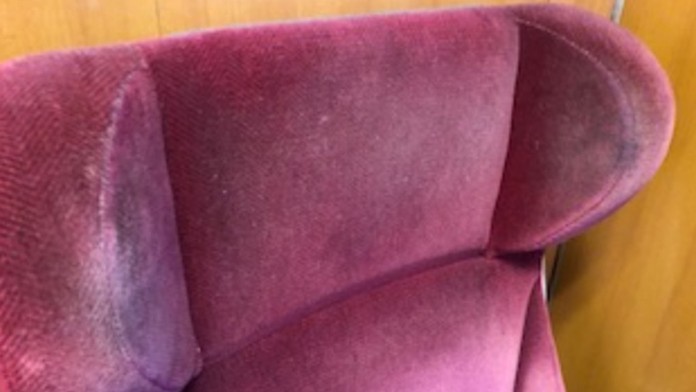 Špinavé sedadlá vo vlaku.