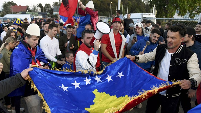Pozitívne naladení kosovskí fanúšikovia pred historicky prvým duelom svojej reprezentácie v kvalifikácii MS 2018 vo Fínsku.