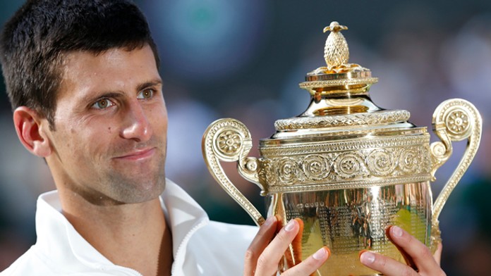 Novak Djokovič s wimbledonskou trofejou.