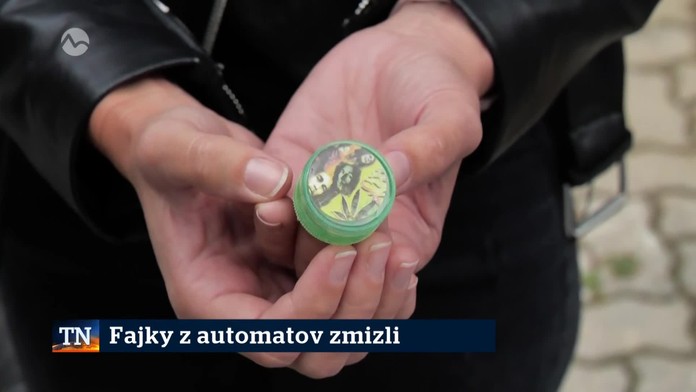Z kontroverzných automatov v Považskej Bystrici zmizli fajky na marihuanu aj drvičky tabaku