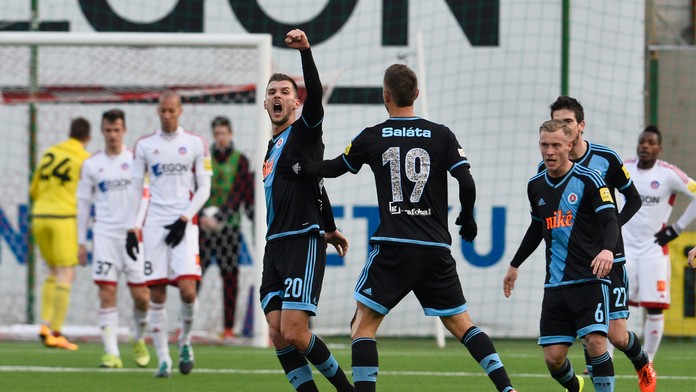 Slovanista Tamás Priskin (uprostred) sa teší z gólu 