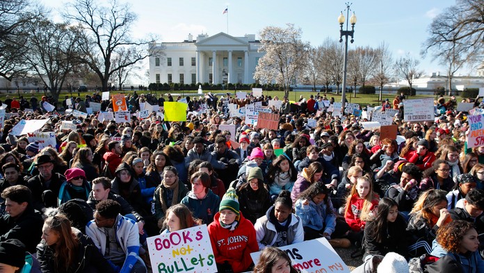 Študenti sa zhromaždili aj pred Bielym domom. 