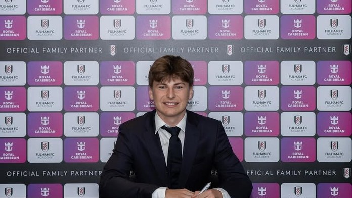 Syn legendárneho Petra Čecha ide v šľapajach otca. V Anglicku podpísal profesionálny kontrakt