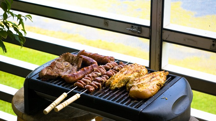 Pri grilovaní dávajte pozor na tieto základné veci: Problémom môže byť aj obyčajná mucha