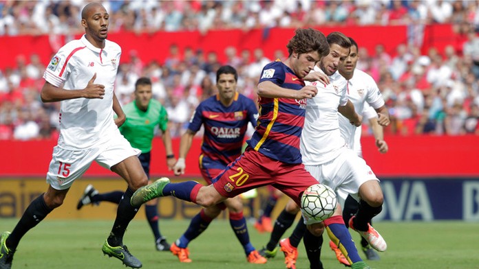 Sergi Roberto (FC Barcelona) a vpravo Grzegorz Krychowiak (FC Sevilla).