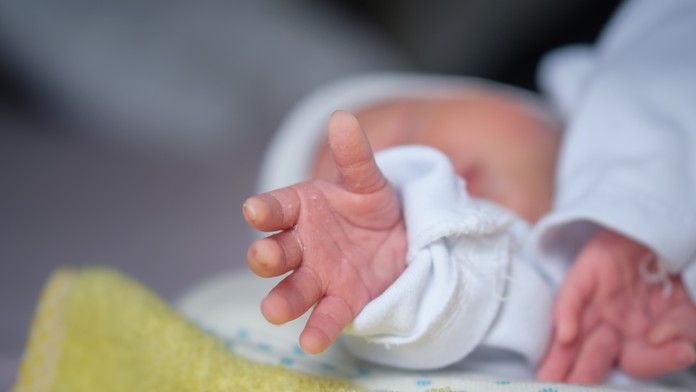 Žena sa rozhodla pre netradičný experiment. Bábätko pomenovala po droge, úrad to schválil