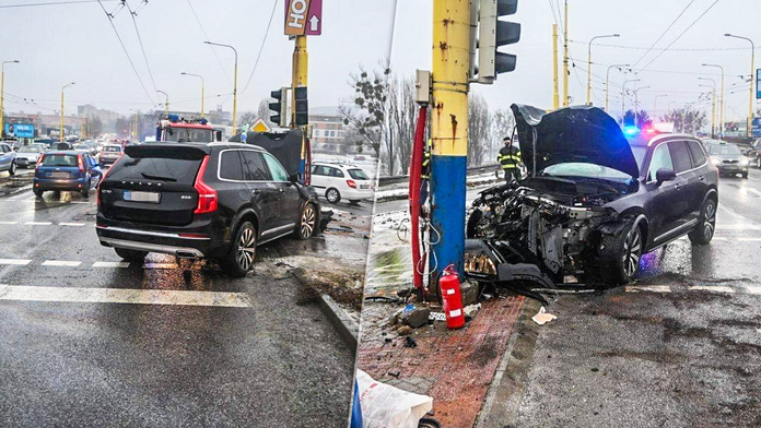 Na snímke rozbité auto, ktoré vrazilo do stĺpa trakčného vedenia.