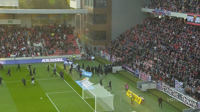 Derby poznačilo vyčíňanie chuligánov.