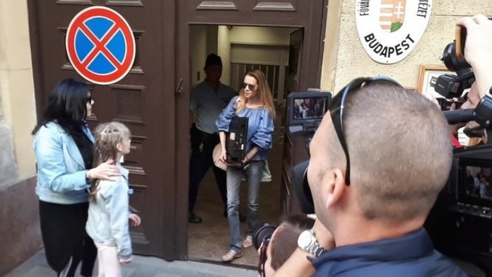 Eva Varholíková Rezežová vychádza z väznice.