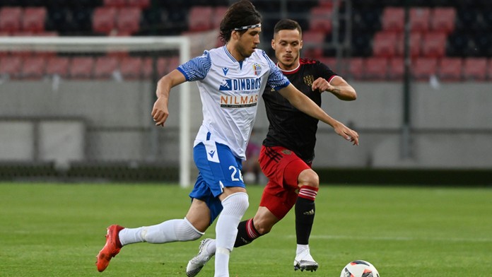 Hráč Trnavy Martin Bukata a hráč FC Mosta Ivan Djorič.