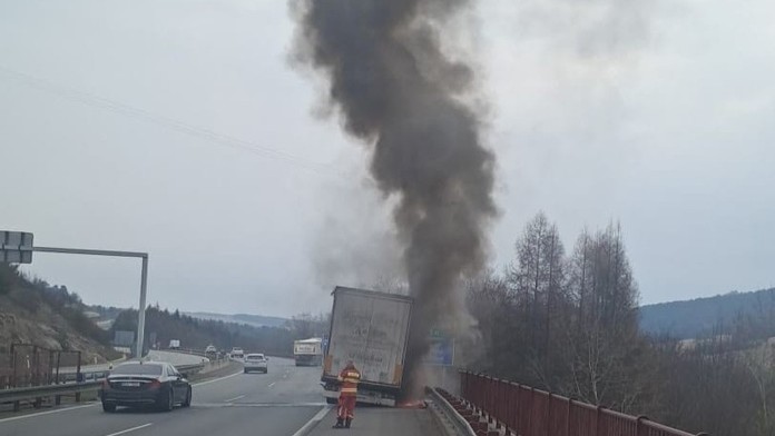 Na diaľnici D1 pri Prešove horí kamión. Polícia vyzýva na mimoriadnu opatrnosť