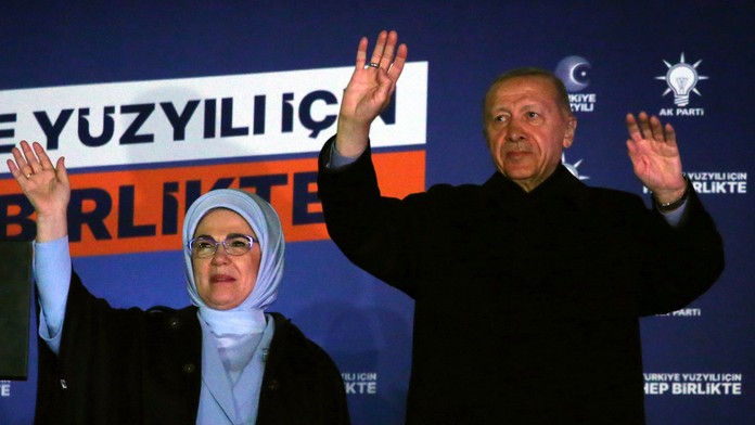 Turecko smeru k 2. kolu volieb. Erdogan získal takmer polovicu hlasov