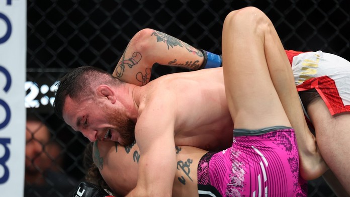 VIDEO: Turnaj UFC 316 priniesol obhajobu titulu aj novú šampiónku. Oba duely skončili pred limitom