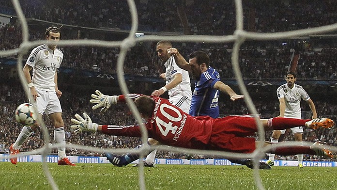 Karim Benzema strieľa gól do brány Schalke 04.