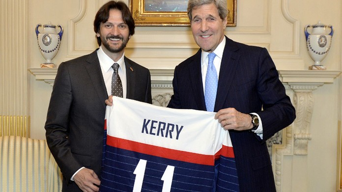 Americký viceprezident John Kerry dostal od Roberta Kaliňáka hokejový reprezentačný dres s č. 11.