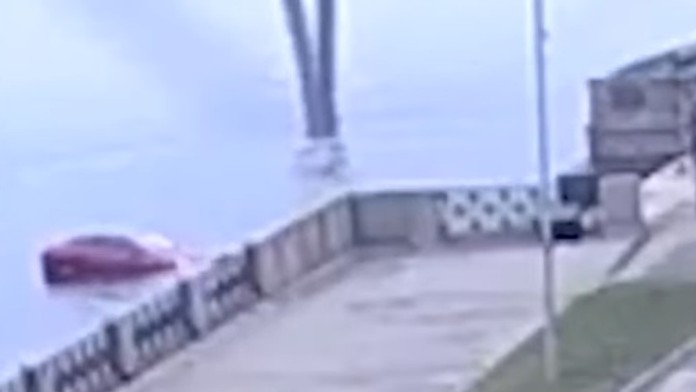 VIDEO: Ľudia neverili vlastným očiam. Auto odcúvalo do rieky, vodič urobil zásadnú chybu