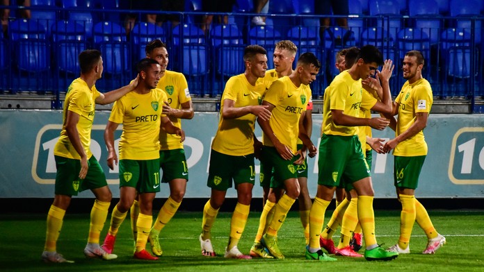 Žilinskí futbalisti pri oslave gólu.