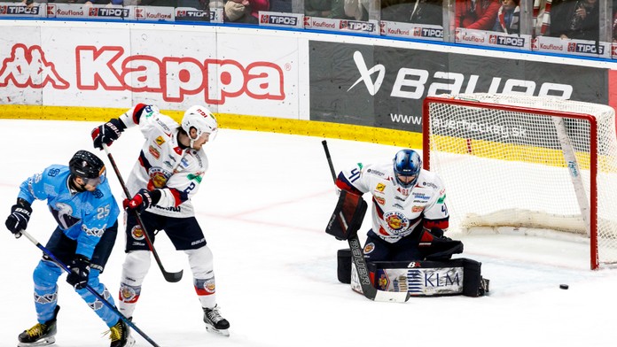 Radovan Puliš (Slovan), Carter Robertson (Zvolen) a Pavel Kantor (Zvolen) počas zápasu 31. kola hokejovej Tipos extraligy