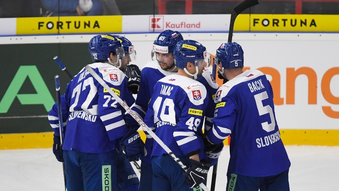 Slovenskí hokejisti sa tešia z gólu.