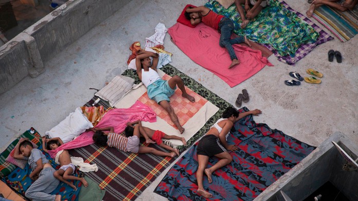 Obyvatelia sa snažia prežiť vlnu ohromných horúčav všetkými možnými prostriedkami 