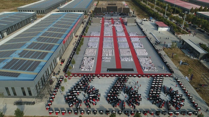 Pohľad na 666 pianistov.