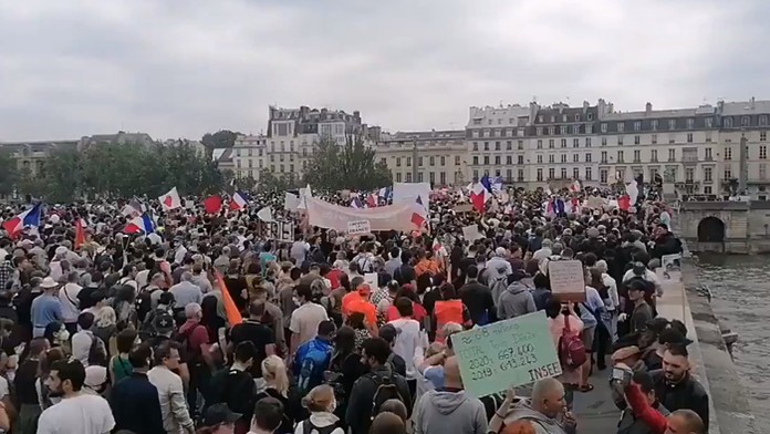 Nesúhlasia s povinným očkovaním a covidpasmi