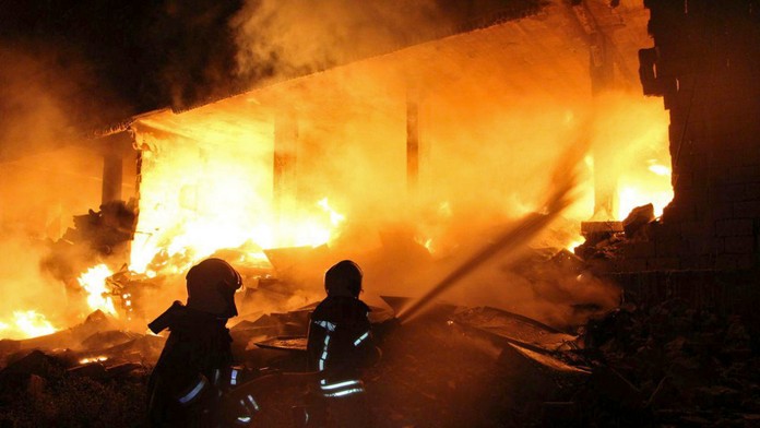 Sýrski hasiči sa snažia uhasiť oheň po výbuchu v areáli, kde je aj muničný sklad.