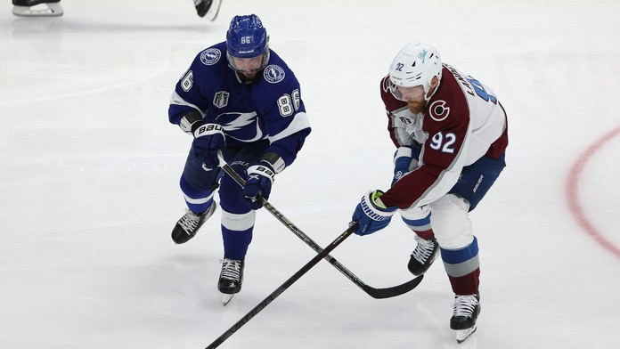 Hviezdny útočník Colorada narazil pri zotavovaní na prekážku. Stále však verí, že sa do akcie v NHL vráti